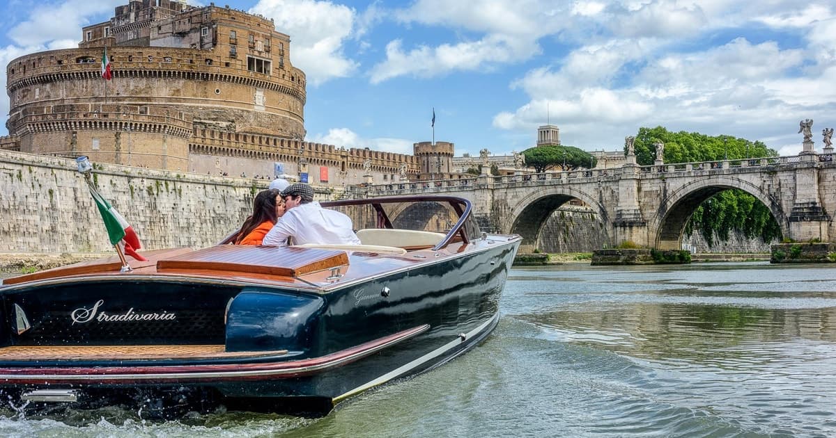 Roma: crucero privado por el río Tíber en un barco de lujo