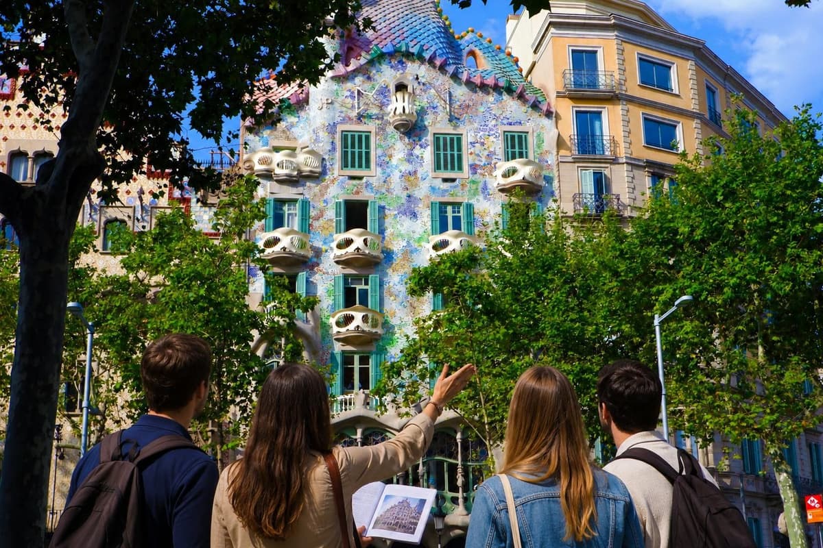Barcelona: tour a pie por las casas de Gaudí con guía