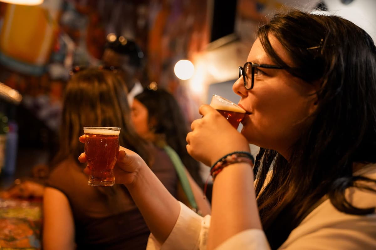 Barcelona: cata de cerveza con bebidas incluidas y música en directo