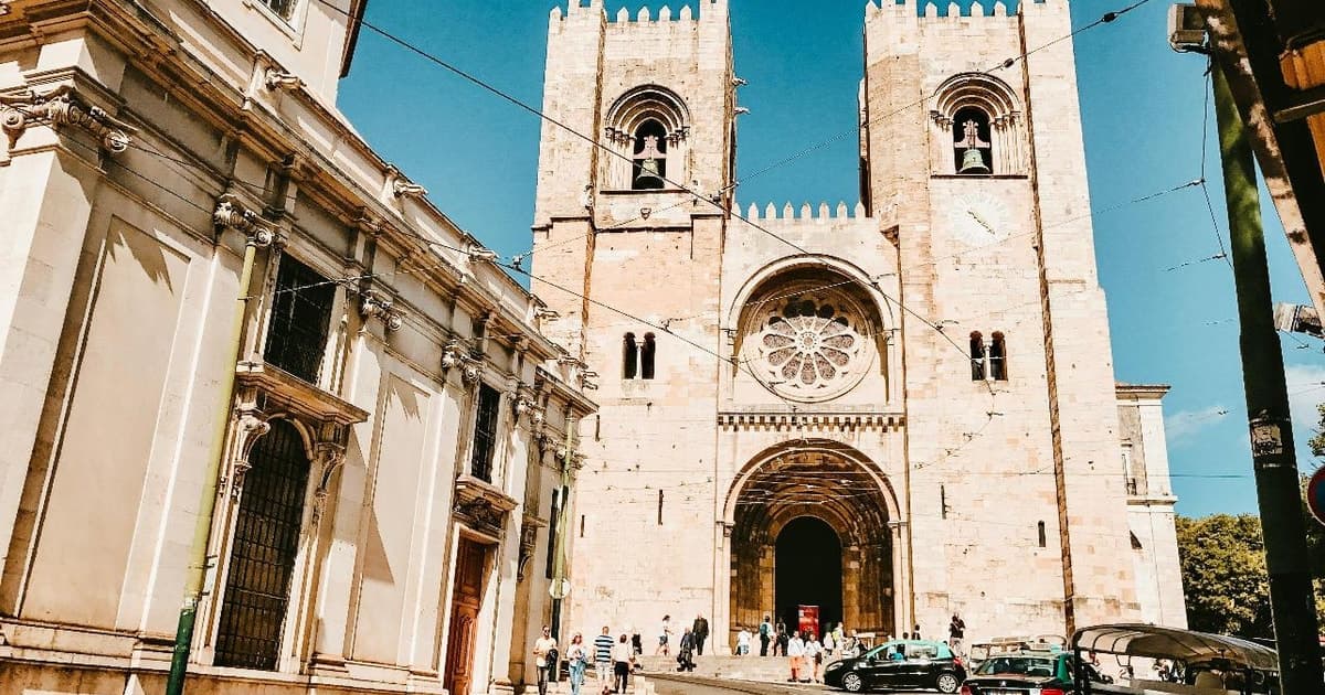 Lisbon: Alfama Tuk Tuk Tour with Sunset and Hidden Gems