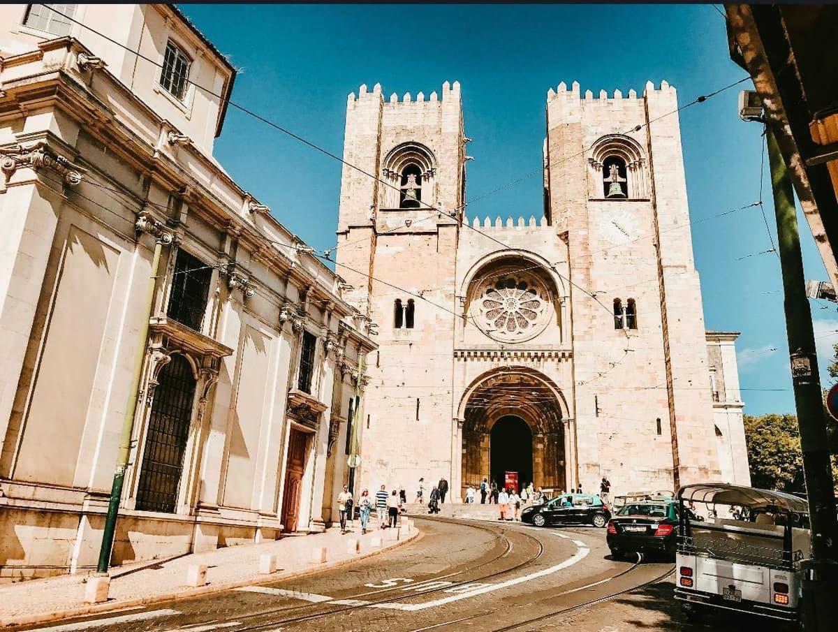Lisbon: Alfama Tuk Tuk Tour with Sunset and Hidden Gems