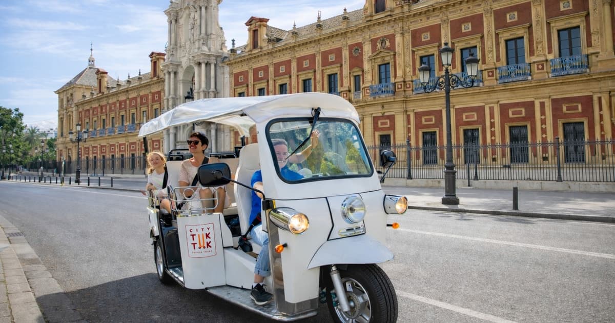 Seville: Private Panoramic Tuk Tuk City Tour