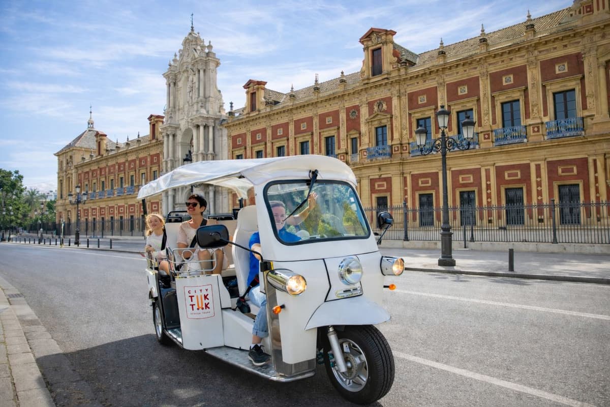 Seville: Private Panoramic Tuk Tuk City Tour