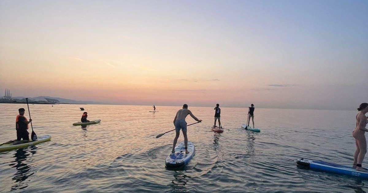 Barcelona: surf de remo al atardecer