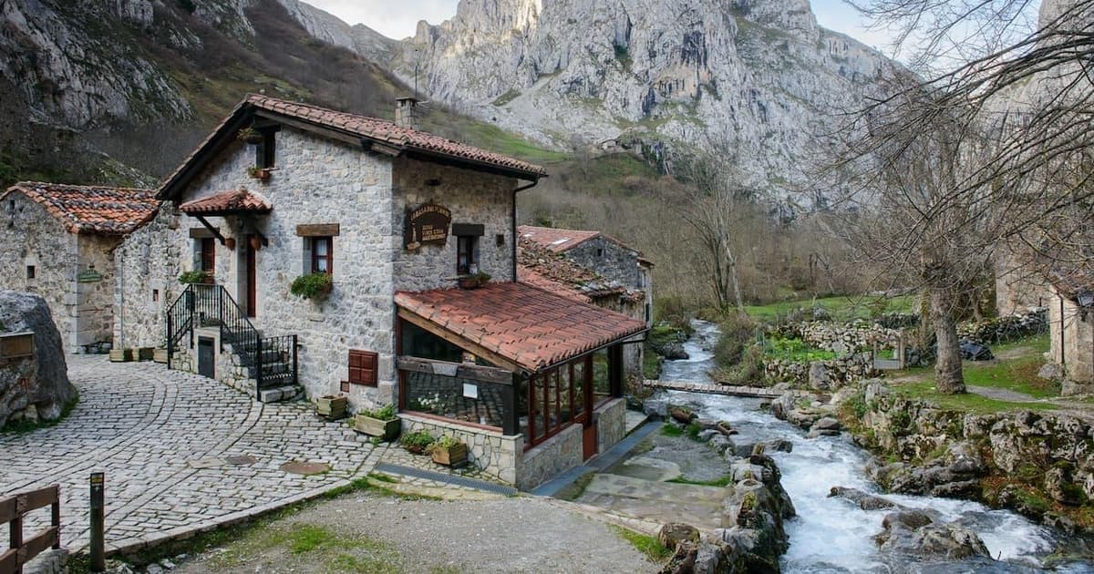 Excursión Picos de Europa: Bulnes con funicular y cueva de queso Cabrales