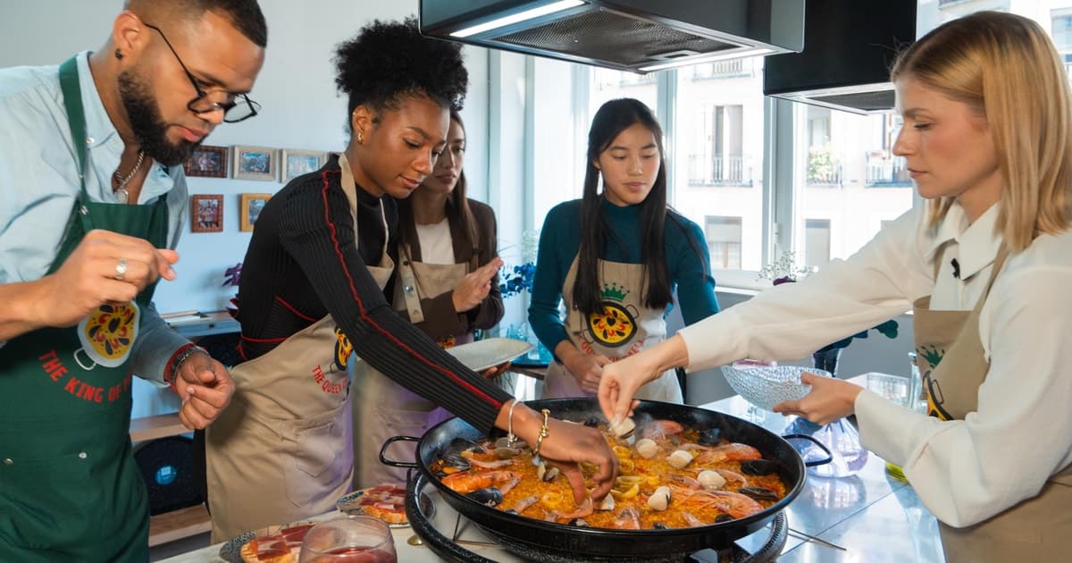 Madrid: Literary Quarter Tour with Paella Cooking Class