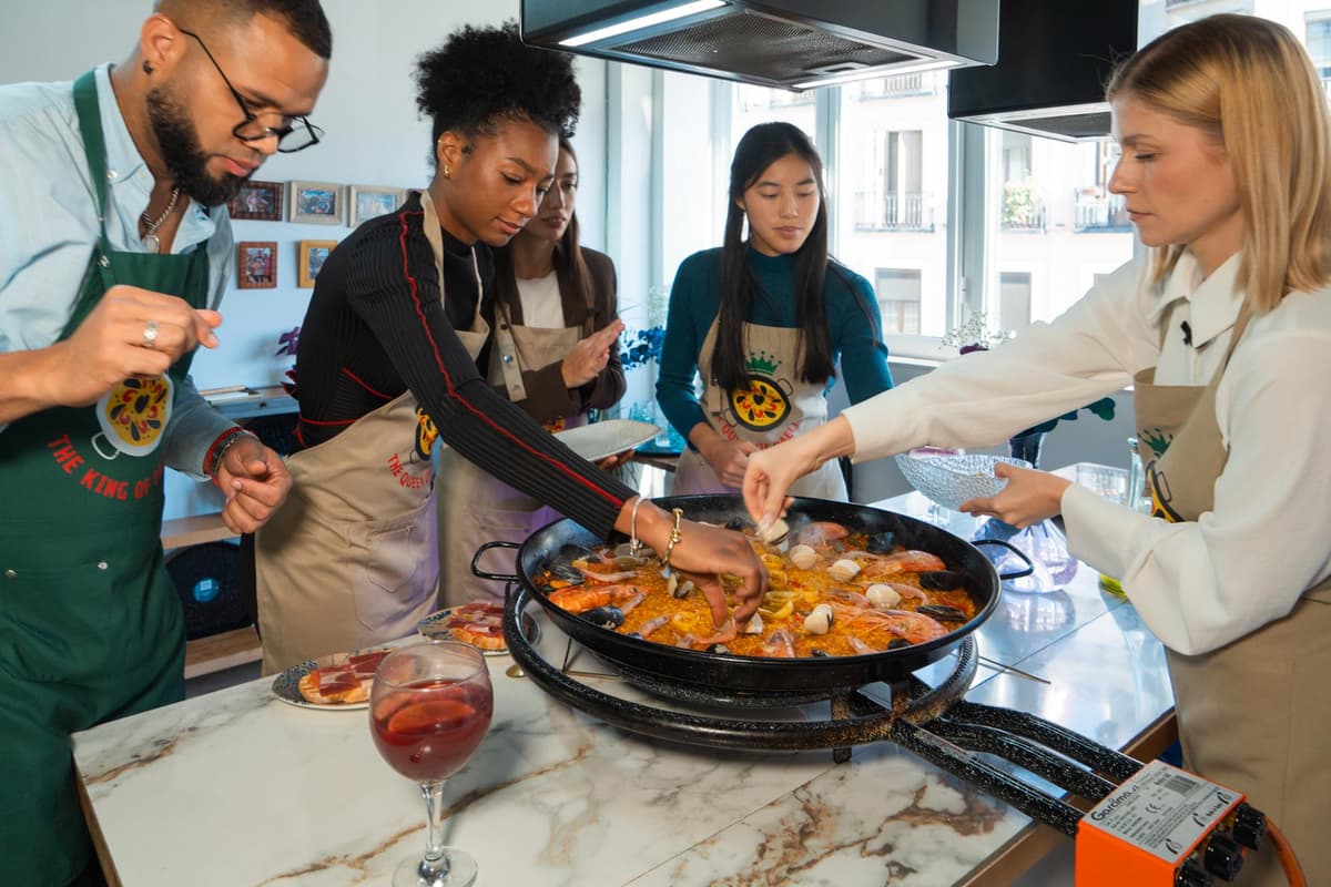 Madrid: Literary Quarter Tour with Paella Cooking Class