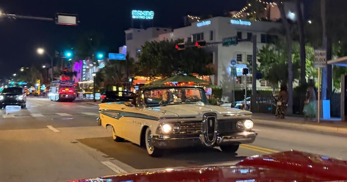 Miami Beach: Classic Car Tour with Local Guide 1h at night