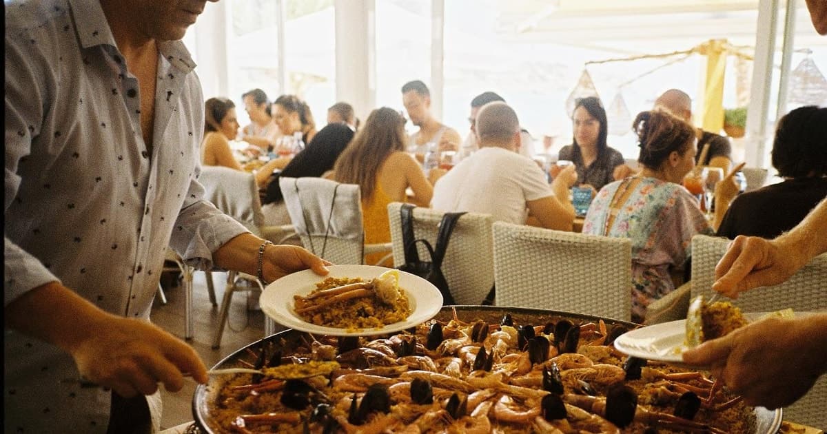 Ibiza: Paella al atardecer con vistas al mar y entrada para la discoteca que elijas