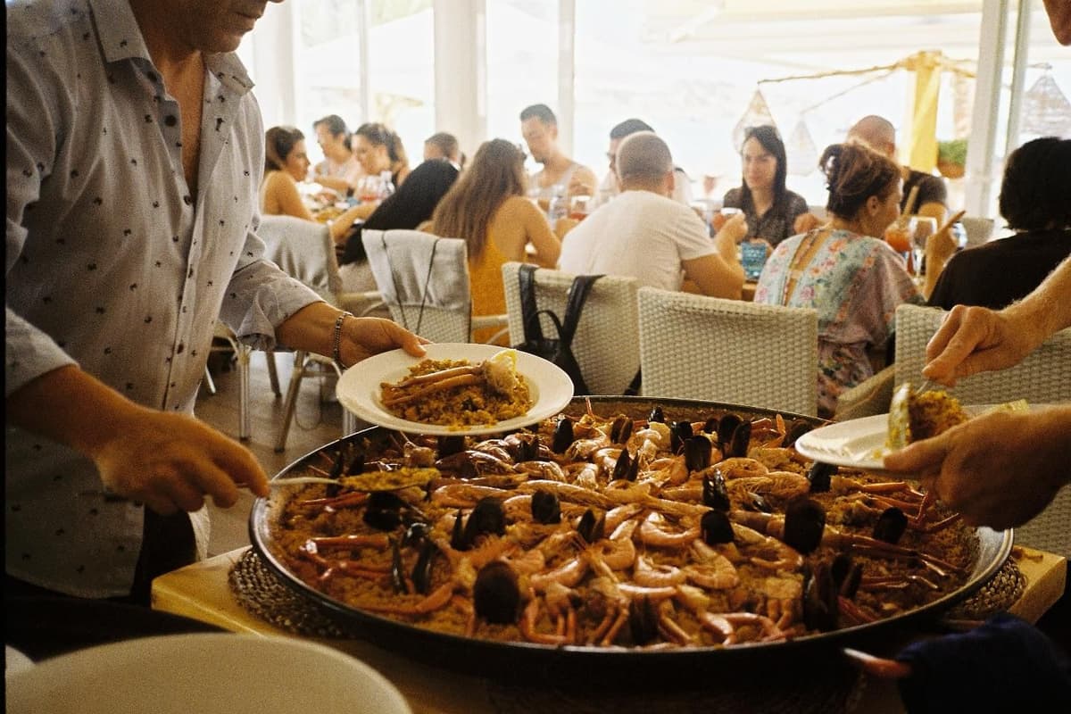 Ibiza: Paella al atardecer con vistas al mar y entrada para la discoteca que elijas