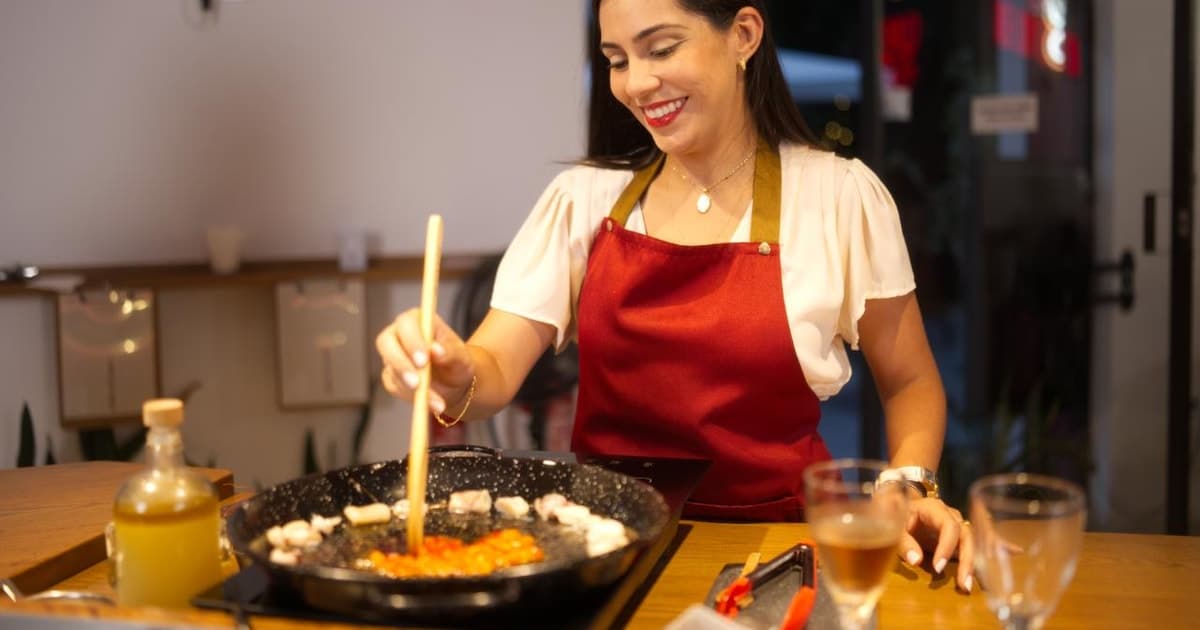 Barcelona: Tuk-Tuk Gastronomic Tour and Paella Cooking Class