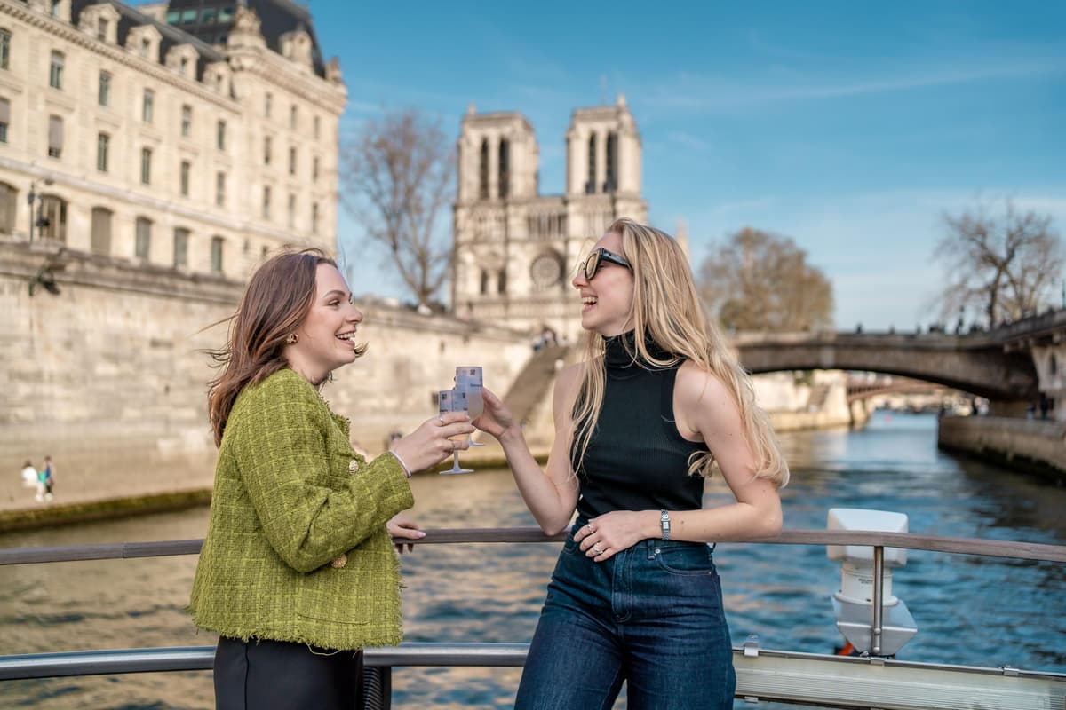 Paris: Evening River Cruise with Champagne from Notre Dame