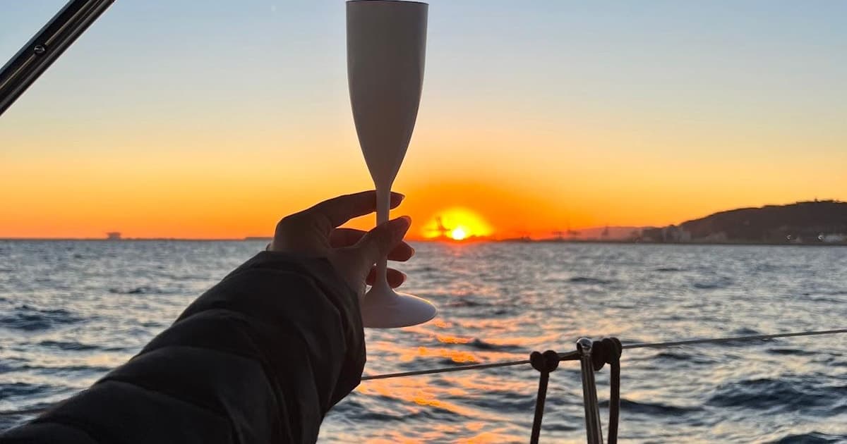 Barcelona: crucero en velero al atardecer con barra libre y aperitivos