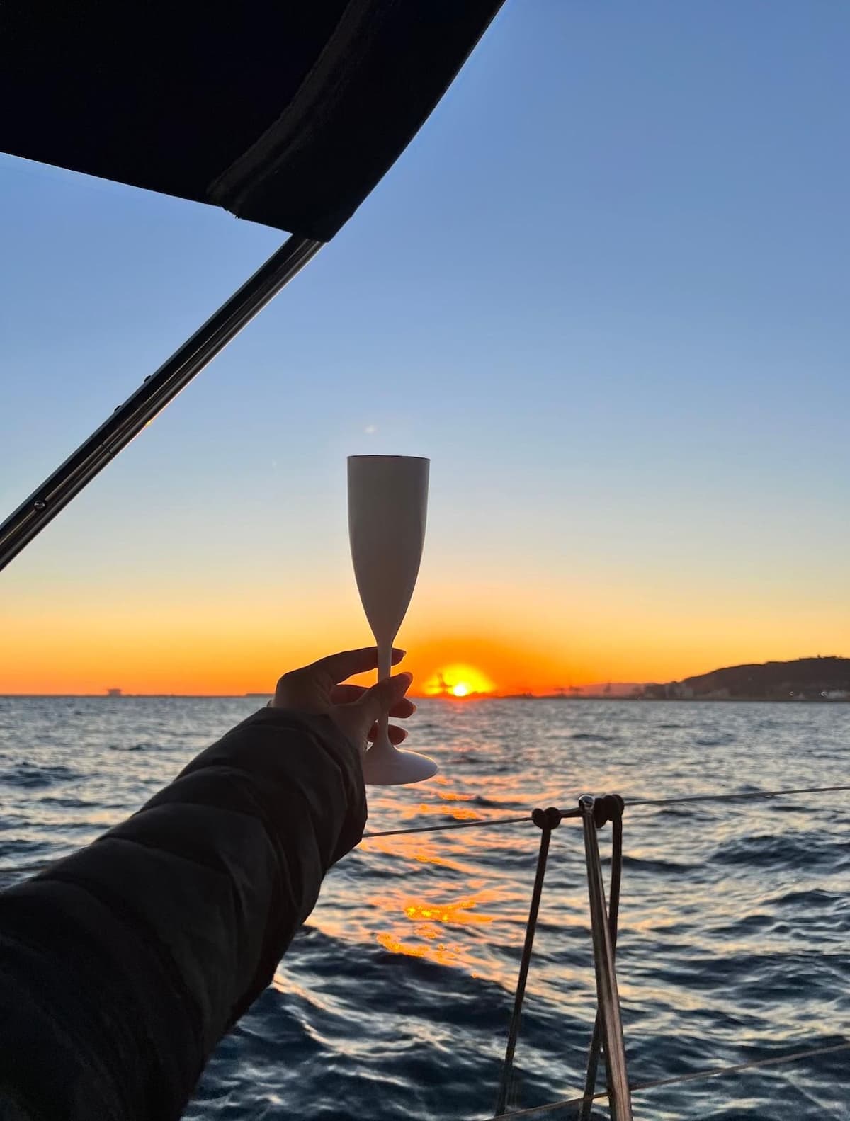 Barcelona: crucero en velero al atardecer con barra libre y aperitivos