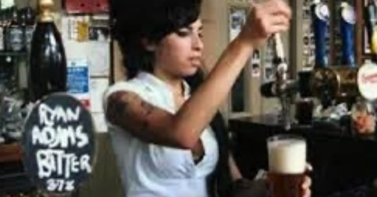 London: Amy Winehouse Bar Tour with Drinks and Snacks