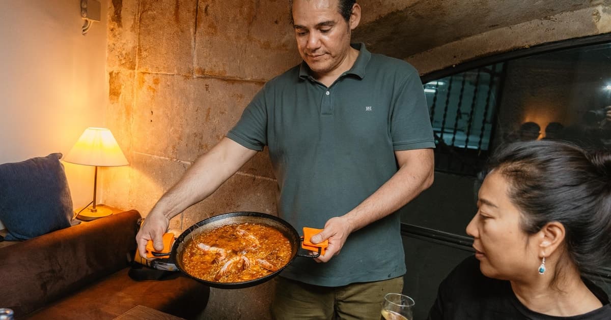 Barcelona: El Born Food Walking Tour with Tapas and Drinks