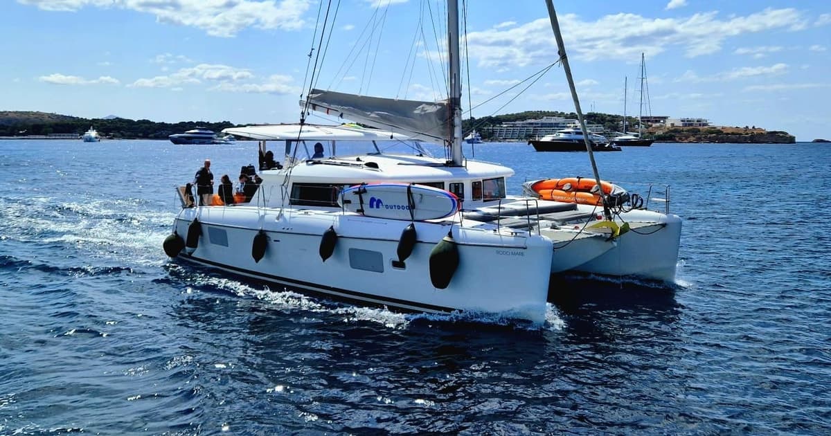 Atenas: tour en catamarán por la Riviera con comida recién hecha, cerveza y vino