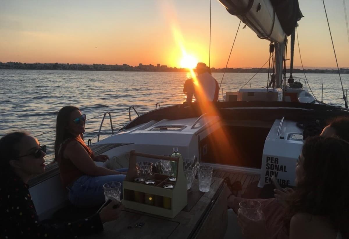 Valencia: Paseo en barco al atardecer con bebidas incluidas