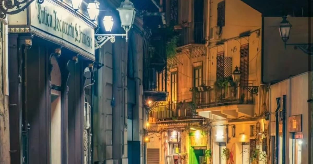 Palermo por la noche con comida callejera, vino y leyendas locales
