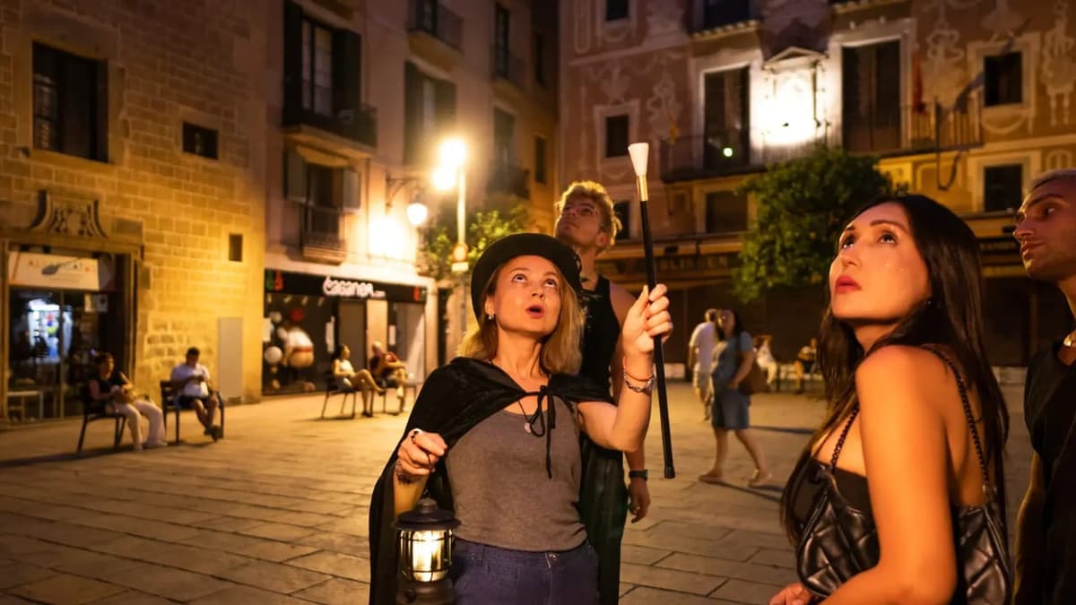 Barcelona: Magical Gothic Quarter, Kisses & Hidden Bars Tour