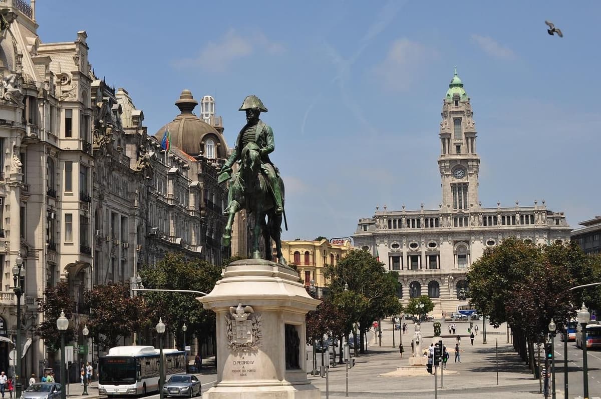 Porto: Visit to the historic old town (with admission included. Certified guide)