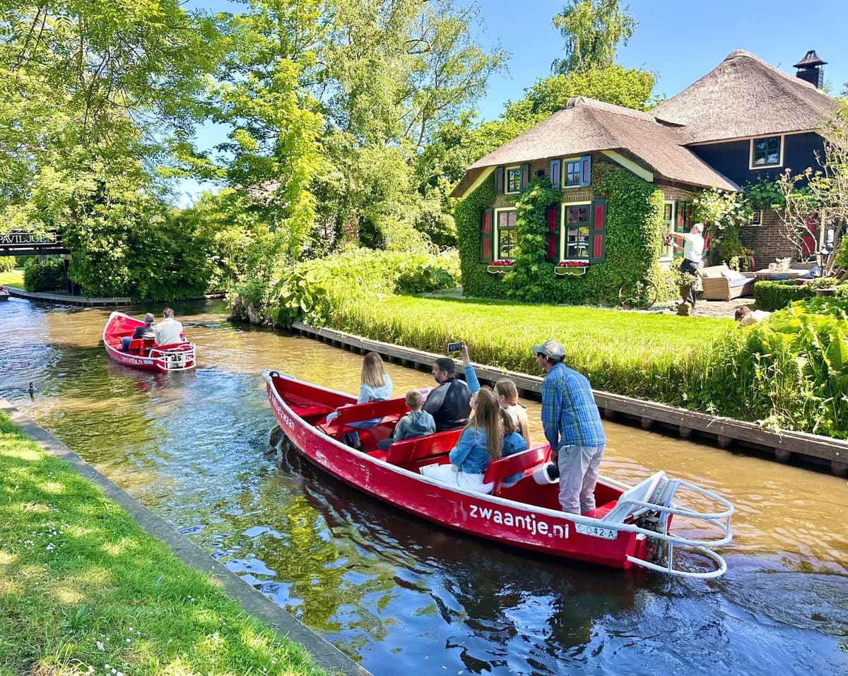 Giethoorn Dutch Venice Village & Scenic Boat Cruise Sightsee