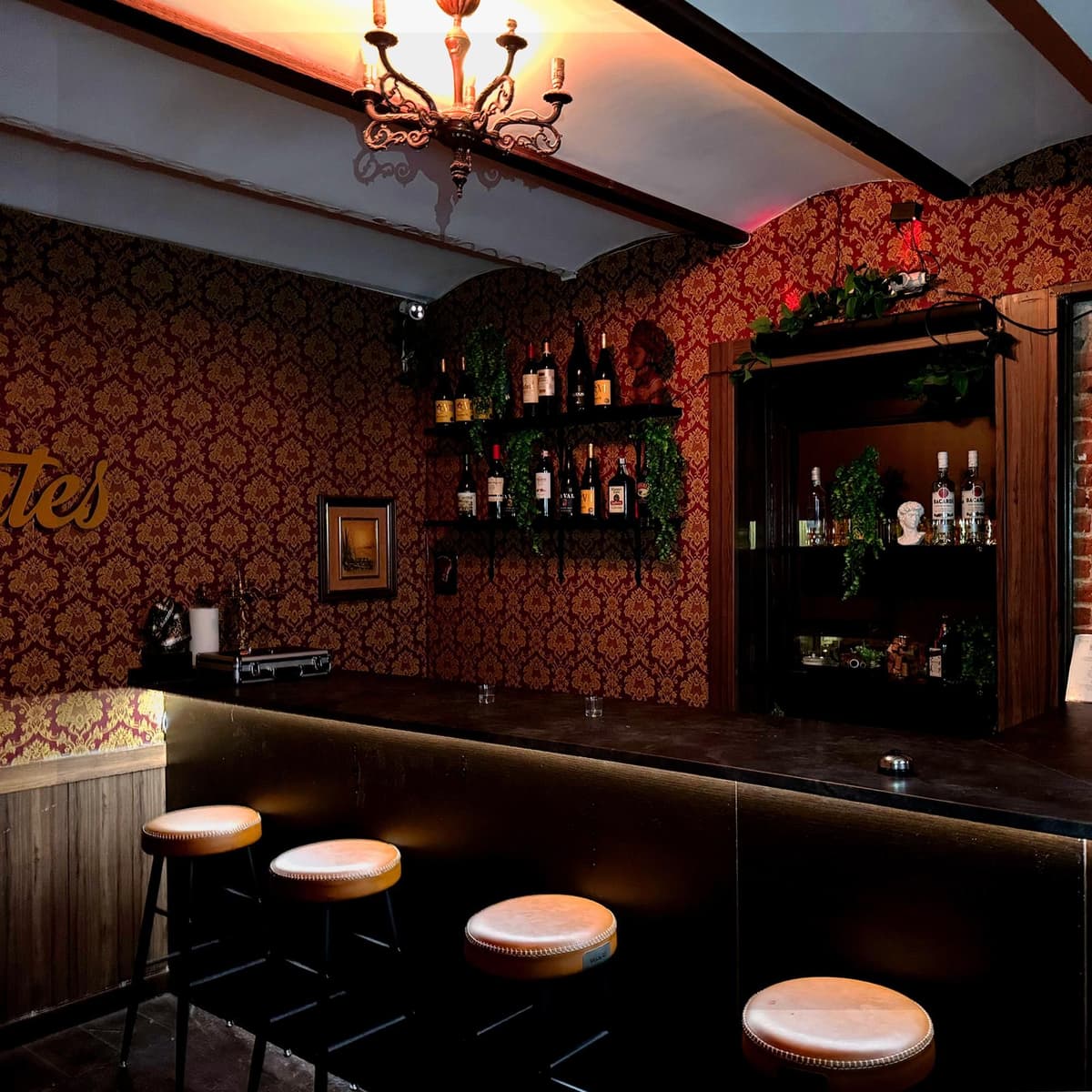 Impostors in the Spanish Bar, Escaperoom in Madrid Capital with drinks