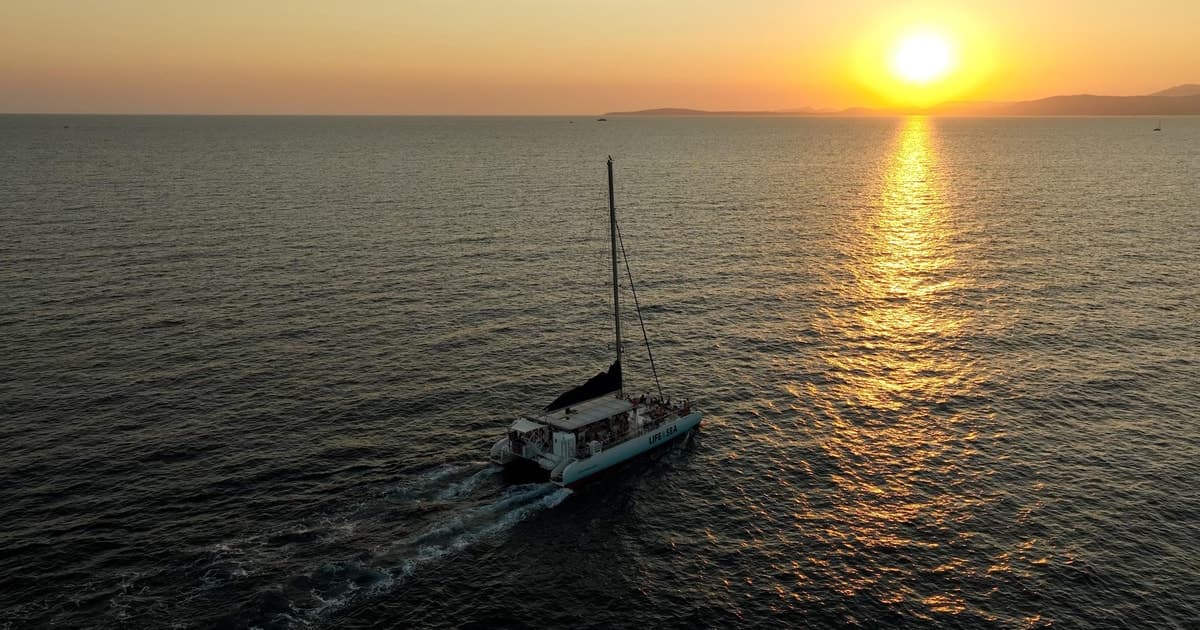 S'Arenal: Crucero en Catamarán al Atardecer con Barbacoa