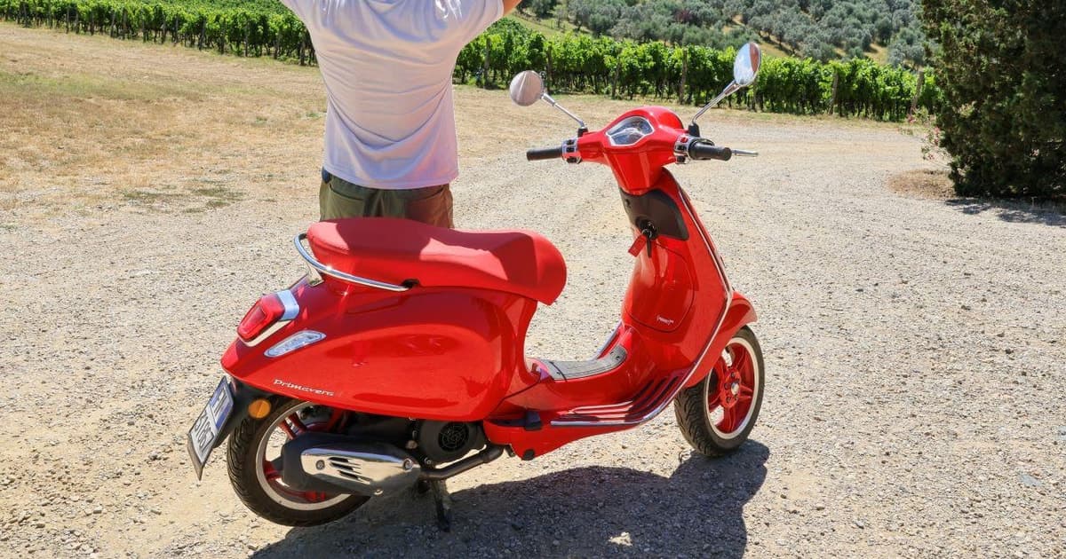 Florence: Vespa Tour with Winery Visit and Lunch