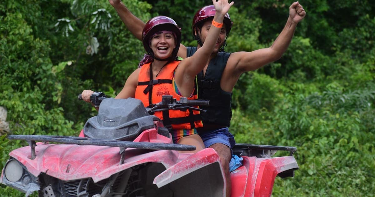 Aventura en quad por la selva y chapuzón en dos cenotes en Cancún