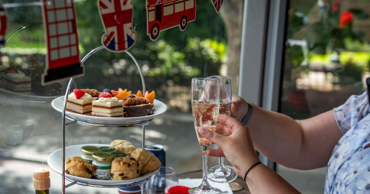 London: Afternoon Tea Sightseeing Tour Bus with PG Tips