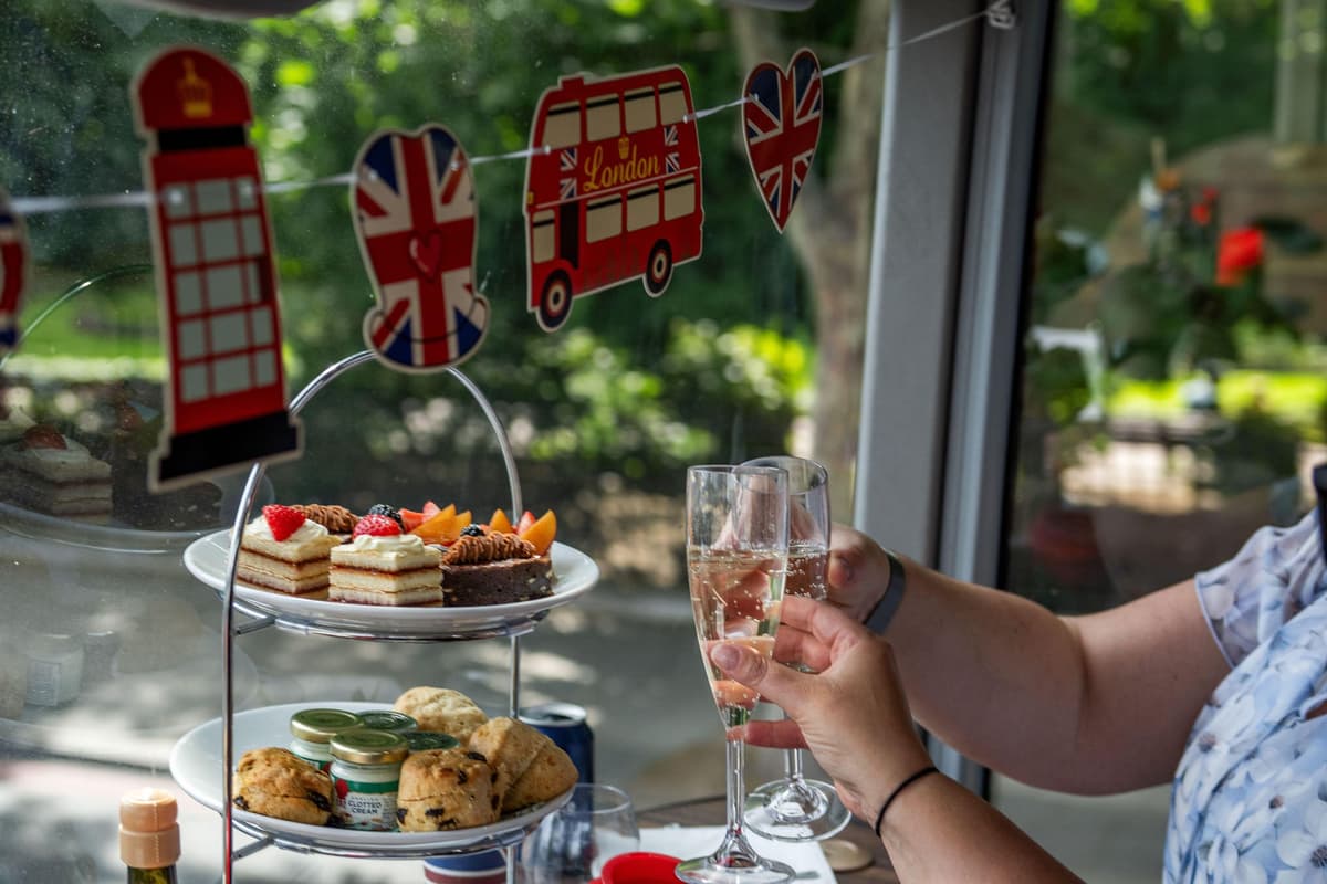 London: Afternoon Tea Sightseeing Tour Bus with PG Tips