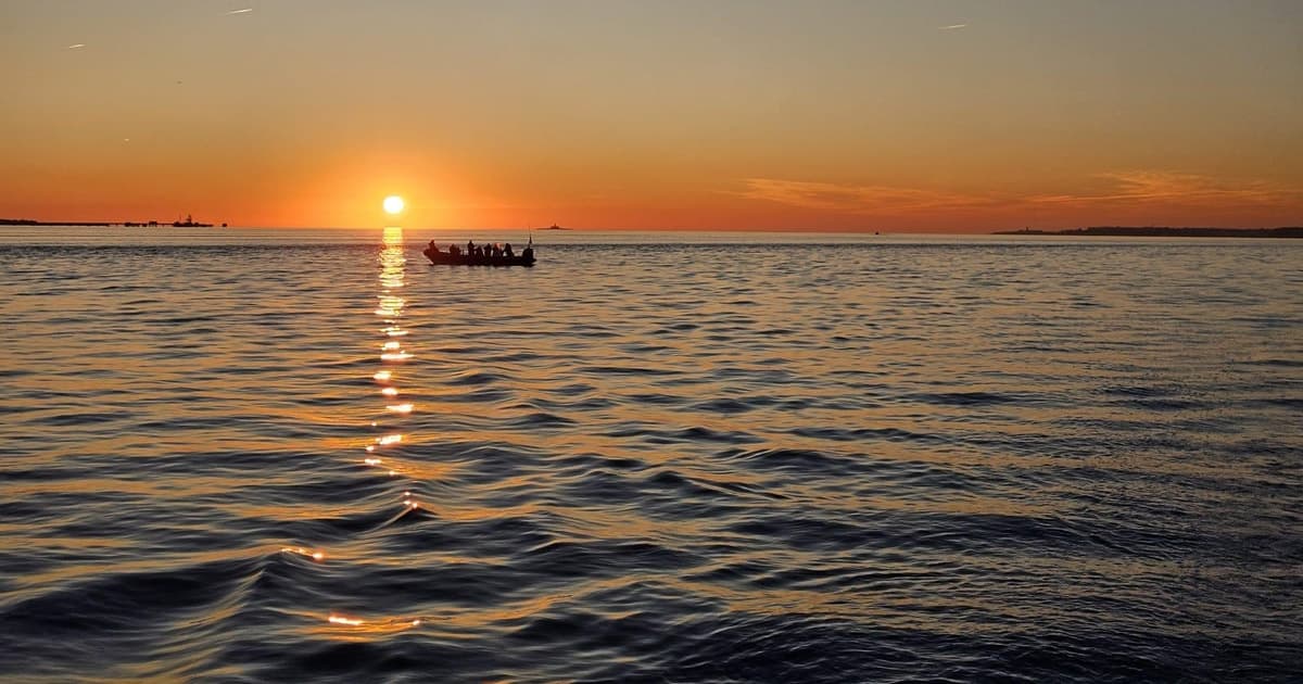 Sunset SpeedBoat Tour with local wine