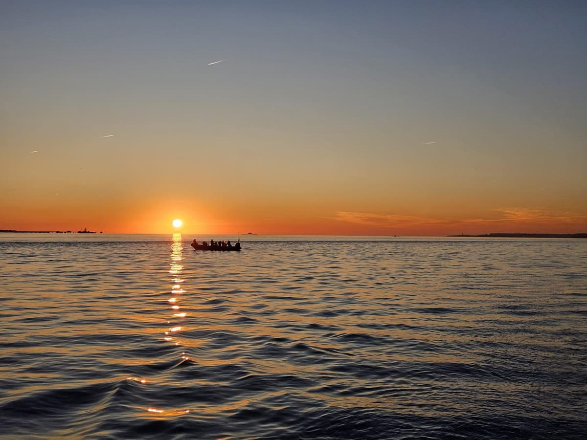 Sunset SpeedBoat Tour with local wine