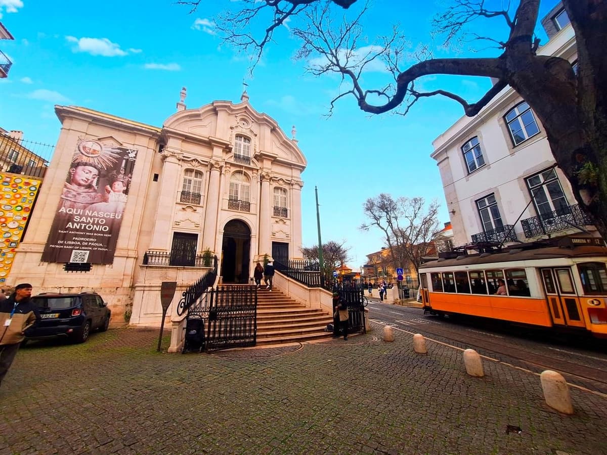 Lisbon: Walking Tour of Sé, Sto António, and São Vicente Monastery with Tickets