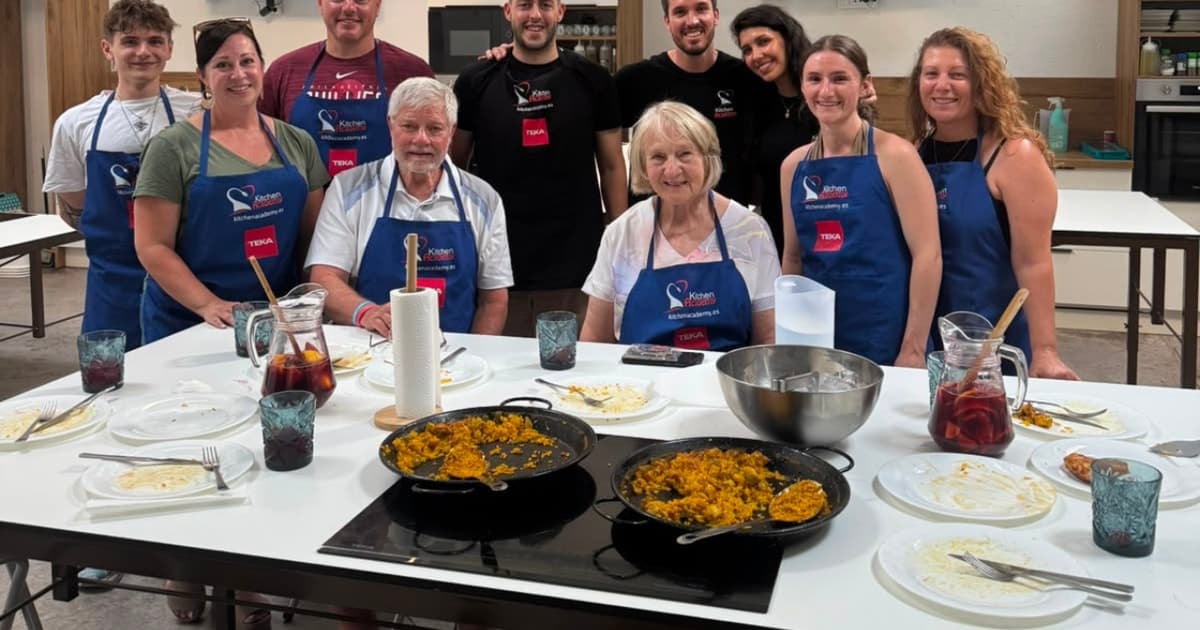Madrid: Hands-On Paella Cooking Class with Tapas and Drinks