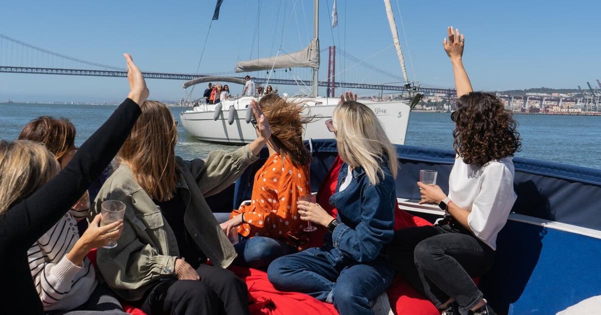 Lisbon: Boat Tour With Portuguese Wine & Surprise Snack