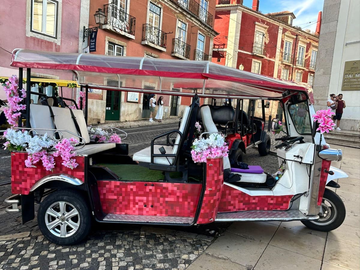 Lisbon: Private Eco-Friendly Tuk-Tuk Tour with Guide