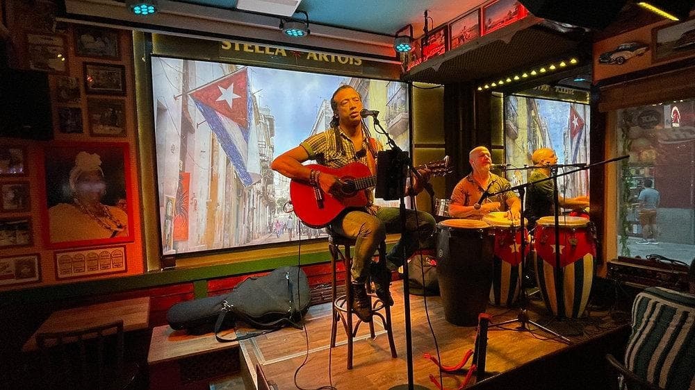 Música en directo: ticket de entrada a una noche de salsa y bachata con mojito