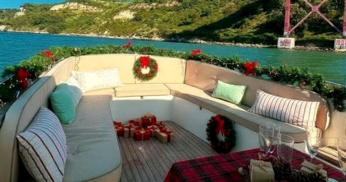 Lisbon: Christmas Sunset Cruise with Snacks & Open Bar