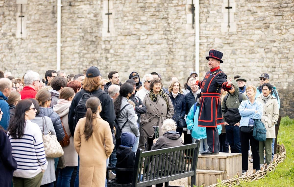 Tower of London: Beefeater Opening Ceremony & Crown Jewels