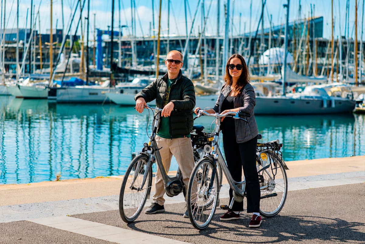 Barcelona: Old Town & Seaside Bike – Private & Small Group