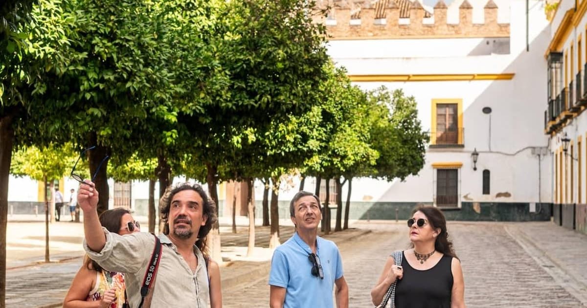 Photo shoot with a director at famous movie locations in Seville