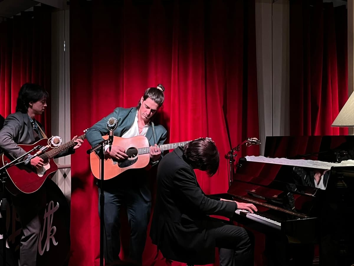 Madrid: Tuesday Indie Folk Concert with Drinks and Tapas