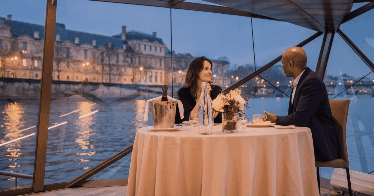 París: paseo en barco con cena Bateaux Mouches® por el río Sena