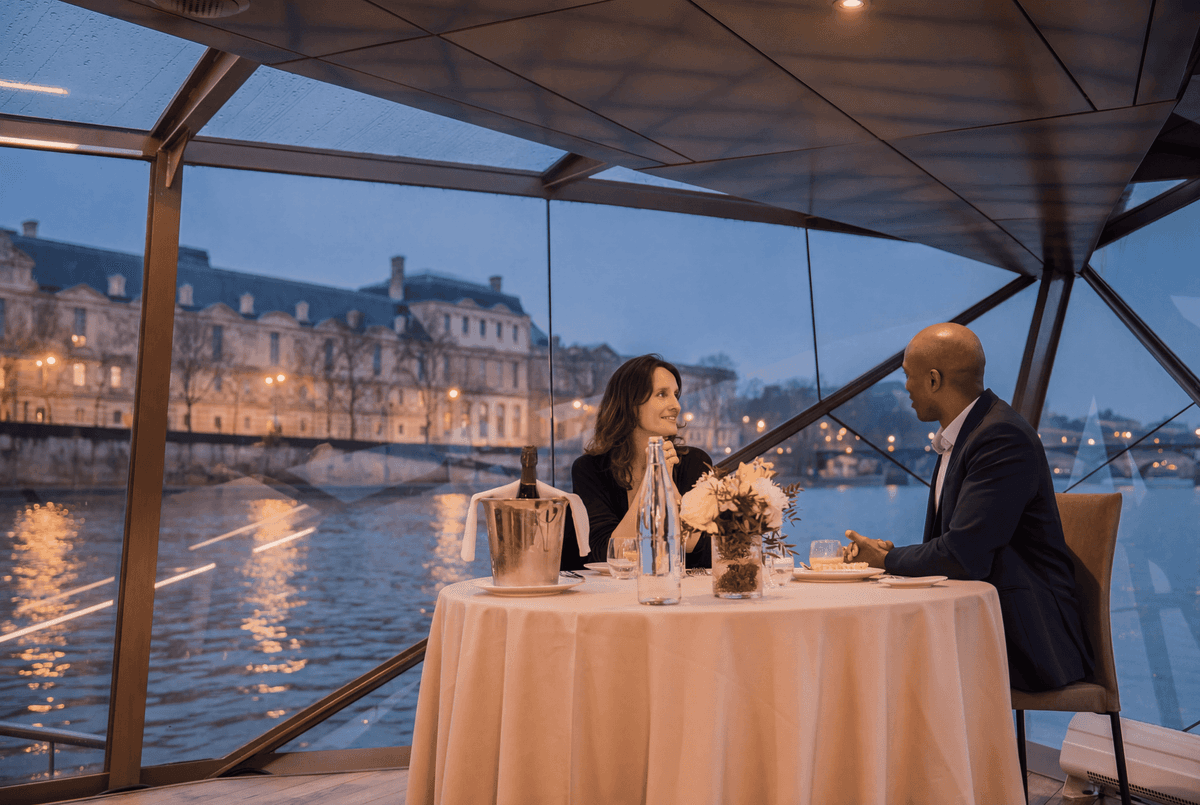 París: paseo en barco con cena Bateaux Mouches® por el río Sena