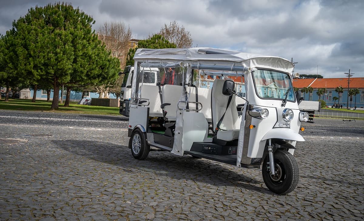 Lisbon: Private City Tour in Alfama and Chiado with Tuk Tuk