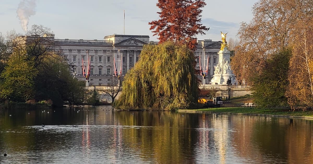 London: Private Royal Walking Tour with Champagne at Harrods