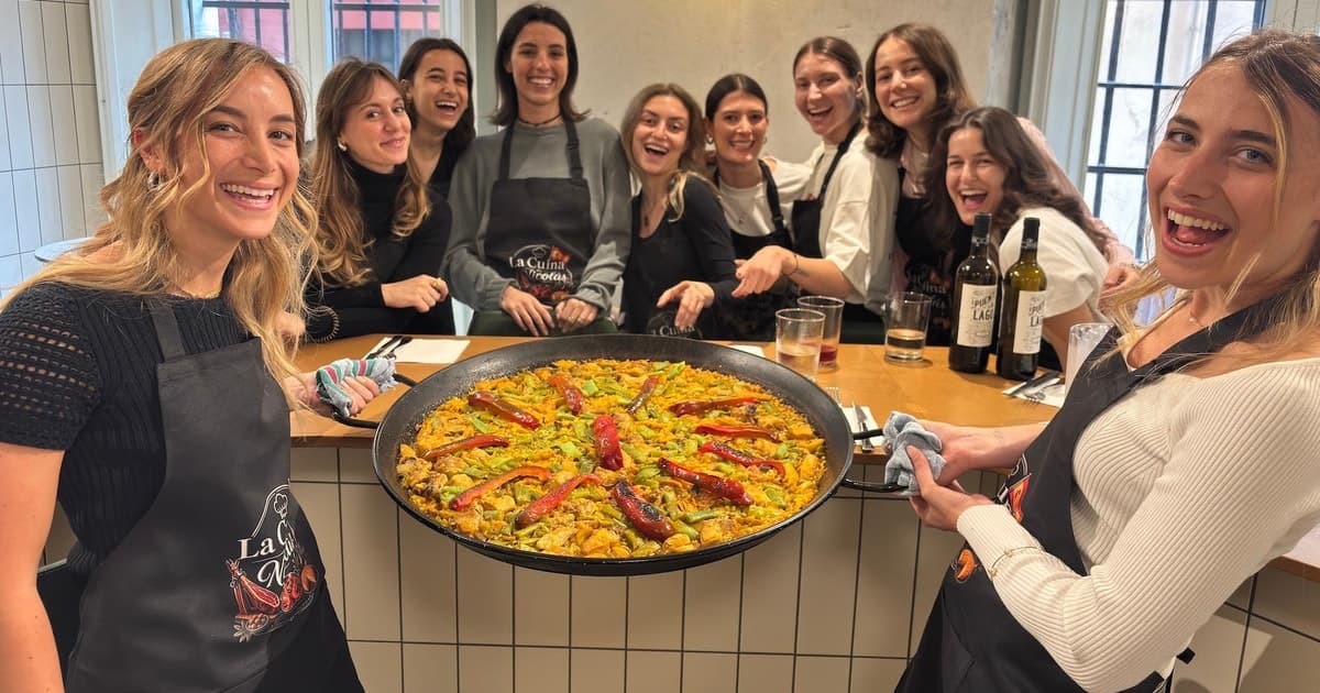 Madrid, Centro: Paella Cooking Class with Sangria & Tapas