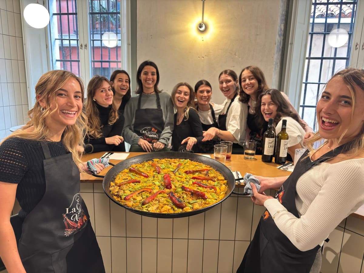Madrid, Centro: Paella Cooking Class with Sangria & Tapas